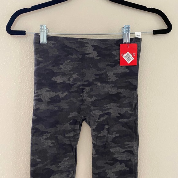 Spanx Look At Me Now Leggings in Black Camo sz XS - Picture 2 of 5